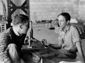 Robert Rauschenberg dans son studio avec Jasper Johns, c.1954.